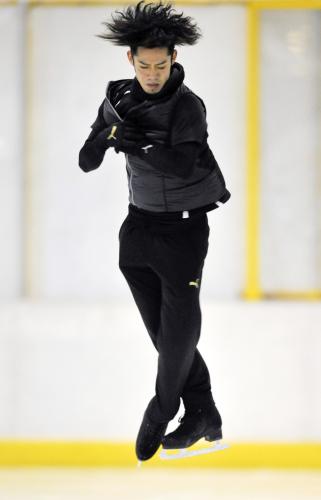 氷上練習でジャンプをする高橋大輔