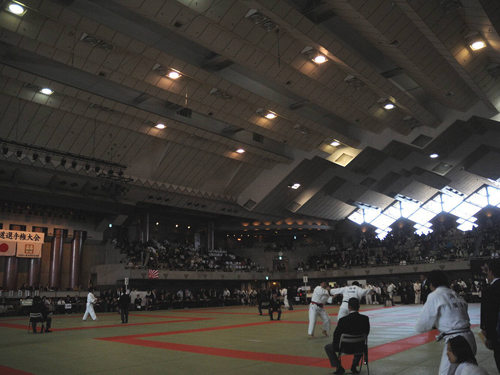 東京電力の要請で電力を通常の２５％に落とした東京武道館で、外光を取り入れて行われた柔道の全日本選手権東京予選