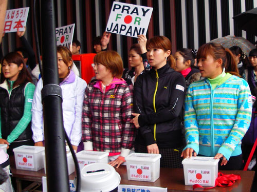 博多駅で募金活動を行った（左から）諸見里しのぶ、佐伯三貴、飯島茜、古閑美保、有村智恵ら女子プロゴルファー