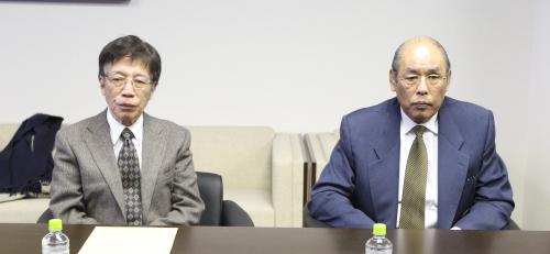 ＜特別調査委員会　会合＞神妙な表情で会合の席に着く伊藤滋座長（左）と放駒理事長