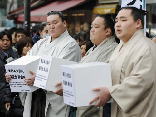 東日本大震災の被災者を支援しようと募金を呼び掛ける大相撲の横綱白鵬関（左）ら