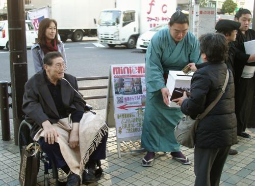 東日本大震災の被災者支援の街頭募金をする元横綱大鵬の納谷幸喜さん（左手前）ら