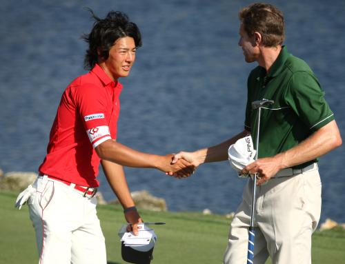 我慢のゴルフでホールアウト。ニック・オハーン（右）と握手する石川遼
