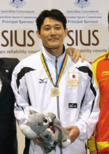 射撃Ｗ杯男子50メートルピストルを制して表彰式で笑顔を見せる松田知幸