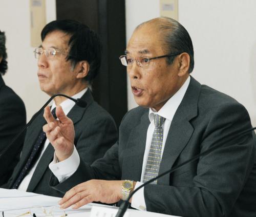 大相撲の八百長問題で記者会見する日本相撲協会の放駒理事長。左は特別調査委員会の伊藤滋座長