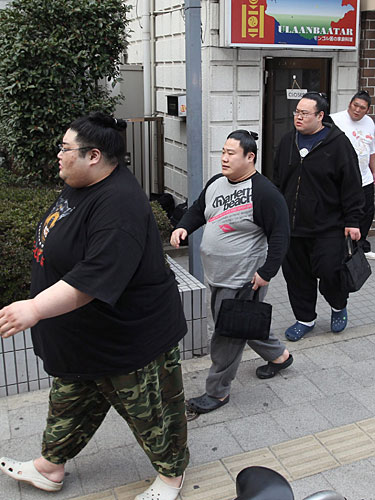 決起集会を終えて都内飲食店から出る（左から）山本山、白乃波、境沢、将司