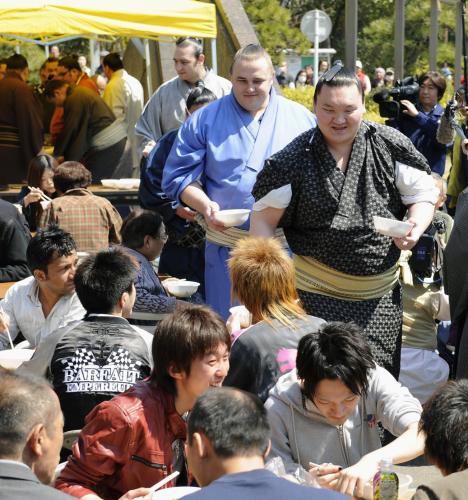 東日本大震災の被災者にちゃんこ料理を配る横綱白鵬関（右端）ら