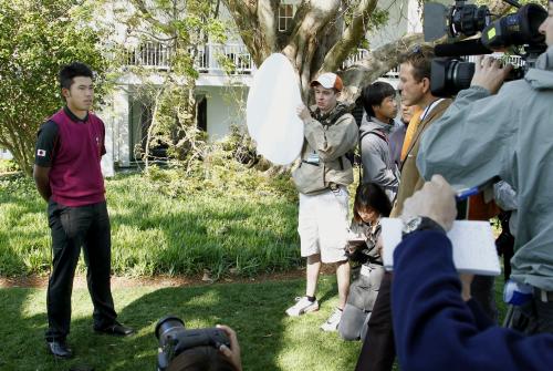 米テレビのゴルフ専門局の取材を受けるアマチュアの松山英樹（左）