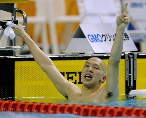 男子１５００メートル自由形を14分57秒56の日本新で優勝し喜ぶ宮本陽輔