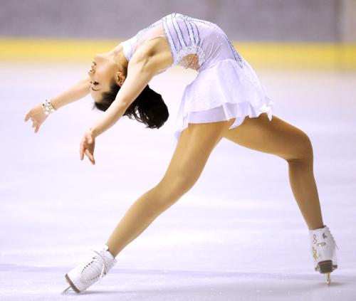 フィギュアスケートの慈善演技会で演技する荒川静香さん