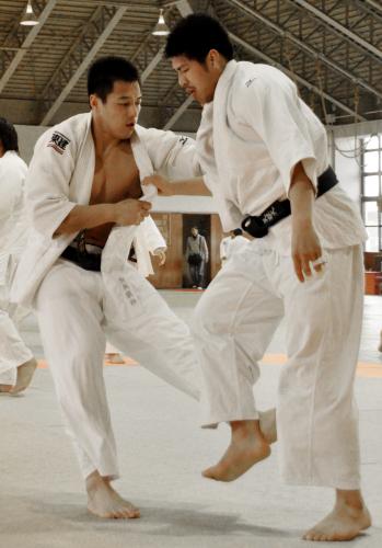 柔道日本男子代表の強化合宿で練習する穴井隆将（左）
