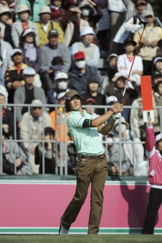 男子ゴルフの今季国内ツアー開幕戦、東建ホームメイト・カップの１番でティーショットを放つ石川遼