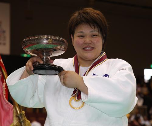 ＜第２６回皇后盃全日本女子柔道選手権決勝＞優勝した杉本美香は皇后盃を手に笑顔をみせる