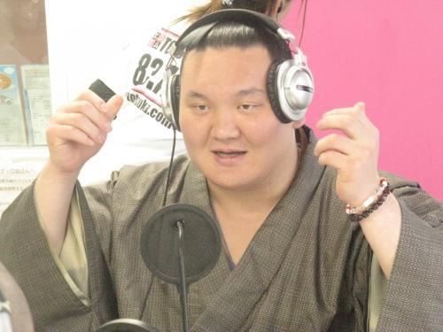ＦＭ戸塚でラジオに生主演する白鵬