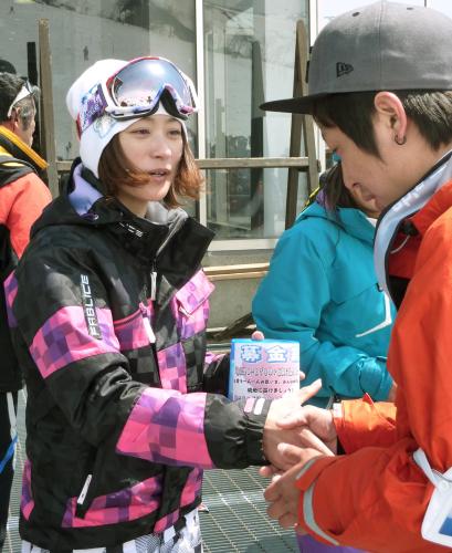 東日本大震災の被災者を支援し、募金に協力してくれた人と握手する上村愛子