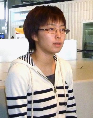 卓球の世界選手権個人戦でオランダに出発前、取材に応じる石川佳純