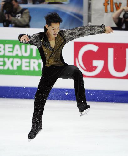 男子フリーの演技中、スケート靴の異常でジャンプの着氷が乱れる高橋大輔
