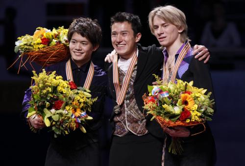 表彰台の、優勝したチャン（中）、銀メダルの小塚（左）、３位のガチンスキー