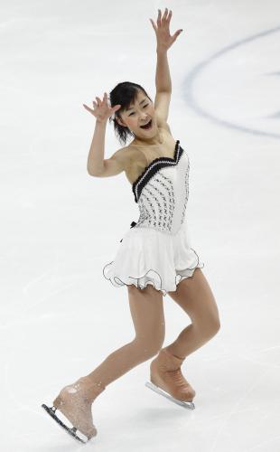 フィギュアスケートの世界選手権女子ＳＰで演技する村上佳菜子