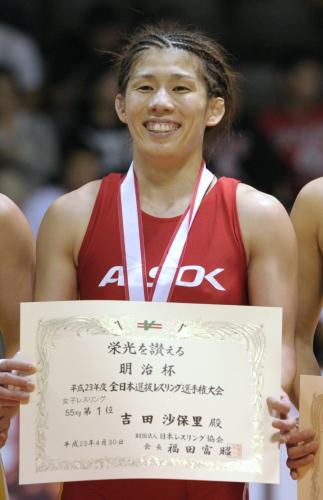 女子55キロ級で10連覇を達成し、表彰式で笑顔を見せる吉田沙保里