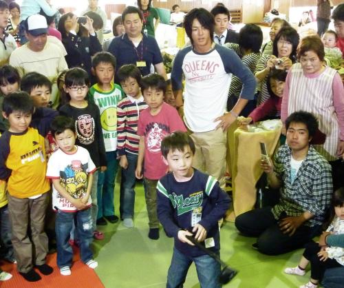 慰問に訪れた避難所の子どもたちとテレビゲームで遊ぶプロゴルフの石川遼選手（奥中央）