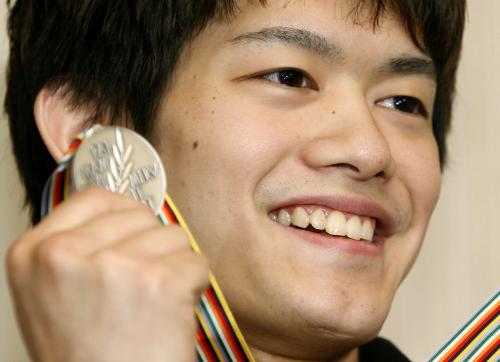フィギュアスケートの世界選手権から帰国し、銀メダルを手に笑顔を見せる小塚崇彦
