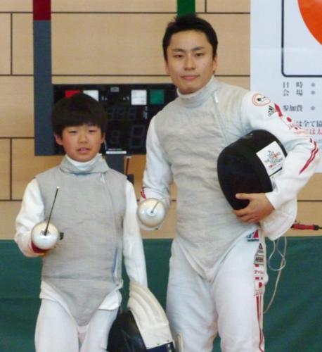 フェンシングの慈善試合で参加者の小学生と記念撮影をする太田雄貴選手