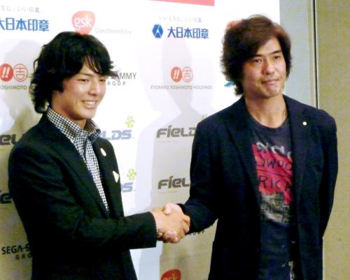 ７日に始まるゴルフの慈善大会で、同組となった俳優の佐藤浩市（右）と握手する石川遼