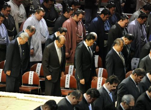 技量審査場所の土俵祭りに先立ち、東日本大震災犠牲者の冥福を祈って黙とうをささげる力士や親方ら日本相撲協会会員