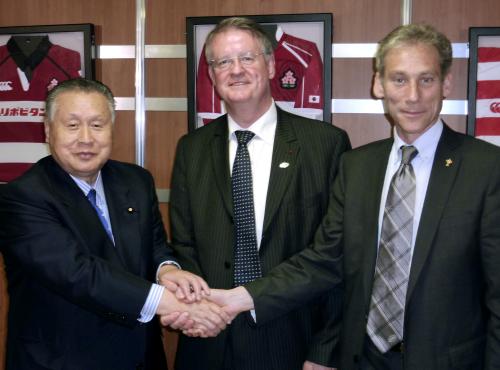 握手を交わす（左から）日本ラグビー協会の森喜朗会長、ＩＲＢのベルナール・ラパセ会長、ＩＲＢのマイク・ミラーＣＥＯ