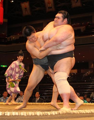 前相撲で自分よりはるかに大きい謙豊（右）を攻める今尾