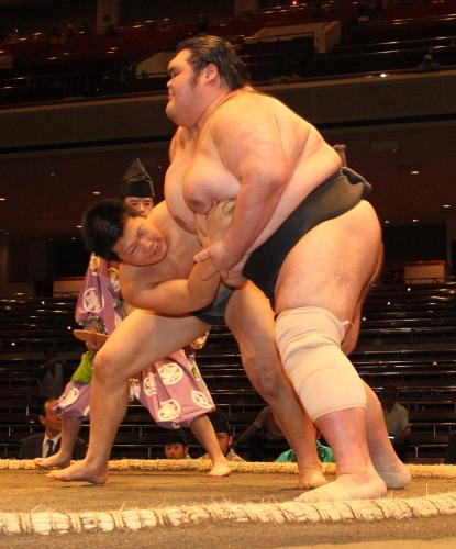 前相撲で自分よりはるかに大きい謙豊（右）を下手投げでやぶる今尾