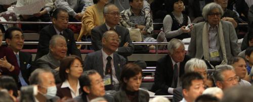 場所を視察する鶴田委員長（左から２人目）ら横審委員