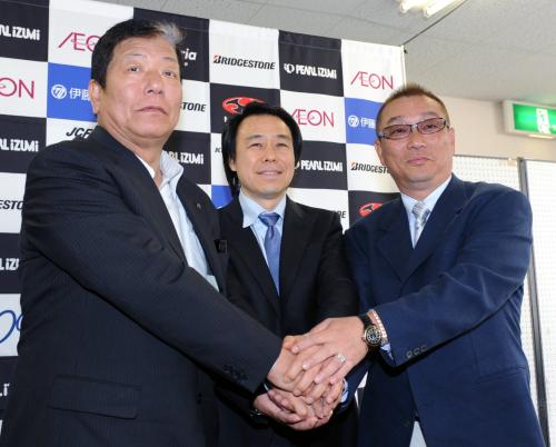自転車の日本代表監督に就任し、中野浩一強化委員長（右）らと握手する松本整氏（中央）