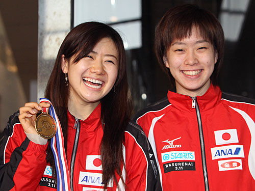 世界選手権混合ダブルスで獲得した銅メダルを手に笑顔の福原（左）と石川