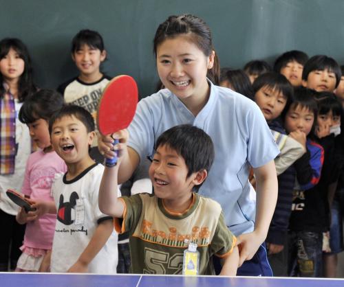津波で校舎が被害を受けた東六郷小の生徒と卓球をする福原愛