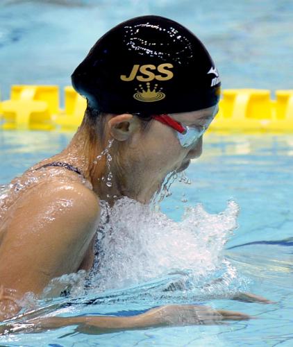 女子１００メートル平泳ぎ予選決勝　１分７秒10の中学新記録で優勝した渡部香生子