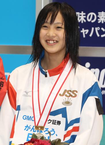 女子２００メートル平泳ぎを制して今大会３冠を達成した渡部香生子