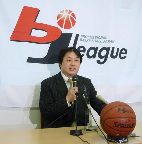来季の条件付き参入が決まり、記者会見するバスケットボール男子ｂｊリーグ仙台の中村彰久代表