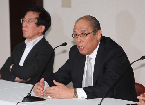 会見で報道陣の質問に答える放駒理事長、左は伊藤理事