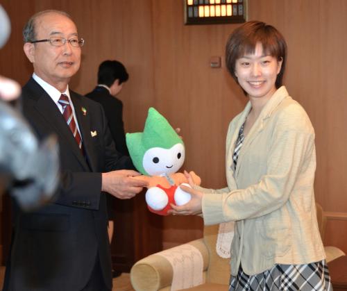 山口県の二井関成知事（左）を表敬訪問した卓球女子ロンドン五輪代表の石川佳純