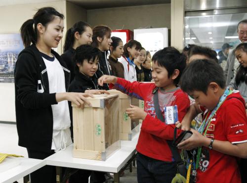 東日本大震災復興支援の慈善イベントで、募金を呼び掛けるフィギュアスケートの村上佳菜子選手（左端）ら