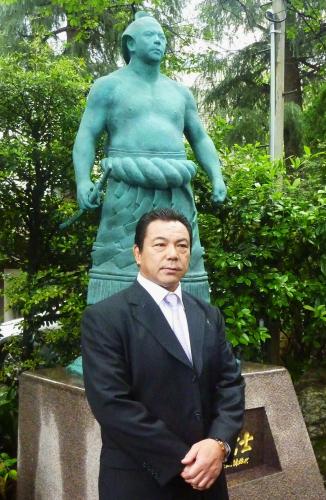 自らの力士像の除幕式に出席した元横綱千代の富士の九重親方