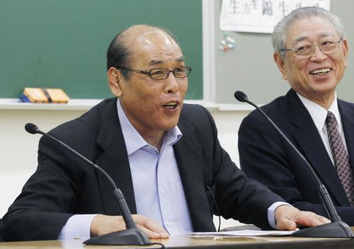 記者会見中に、ＮＨＫが名古屋場所の中継を決めたことを知り、笑顔を見せる日本相撲協会の放駒理事長（左）