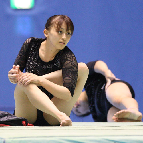 ＜ＮＨＫ杯体操選手権公式練習＞田中理恵は練習の合間に体をほぐす