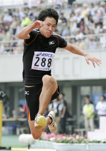 男子三段跳び　16メートル42で優勝した十亀慎也