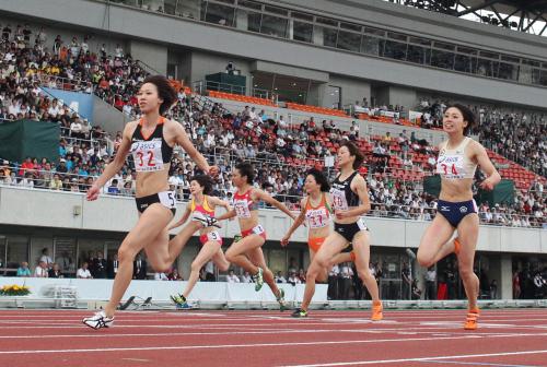 ＜女子１００メートル決勝＞２位の市川（右）に圧倒的な差をつけて優勝した福島（左）（左から渡辺、高橋、土井、岡部）