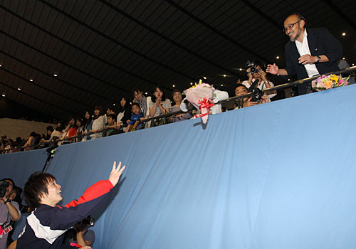 日本代表に入った田中佑典（左）は花束を父・章二さんに投げ込む