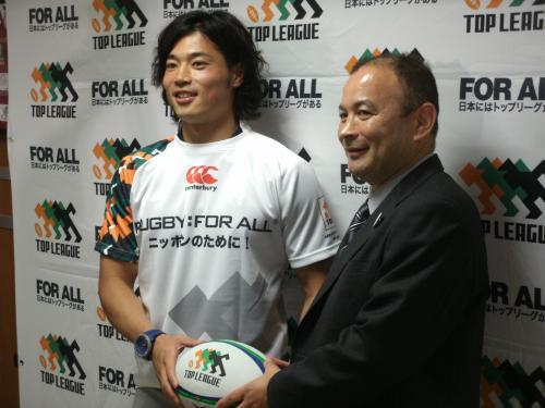 トップリーグ選抜メンバー発表会見に出席した（左から）パナソニックのＷＴＢ山田とサントリーのジョーンズＧＭ兼監督
