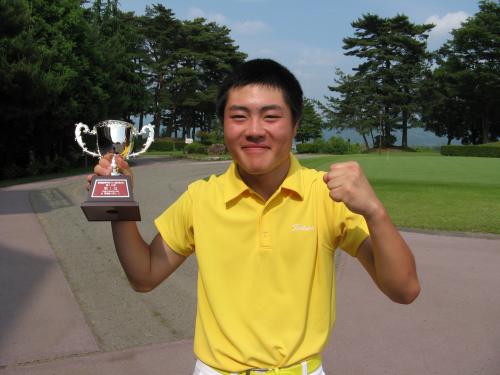 平成２３年度高校ゴルフ選手権関信越大会プレーオフの末、個人の部を制した長谷川楓弥は喜びの表情